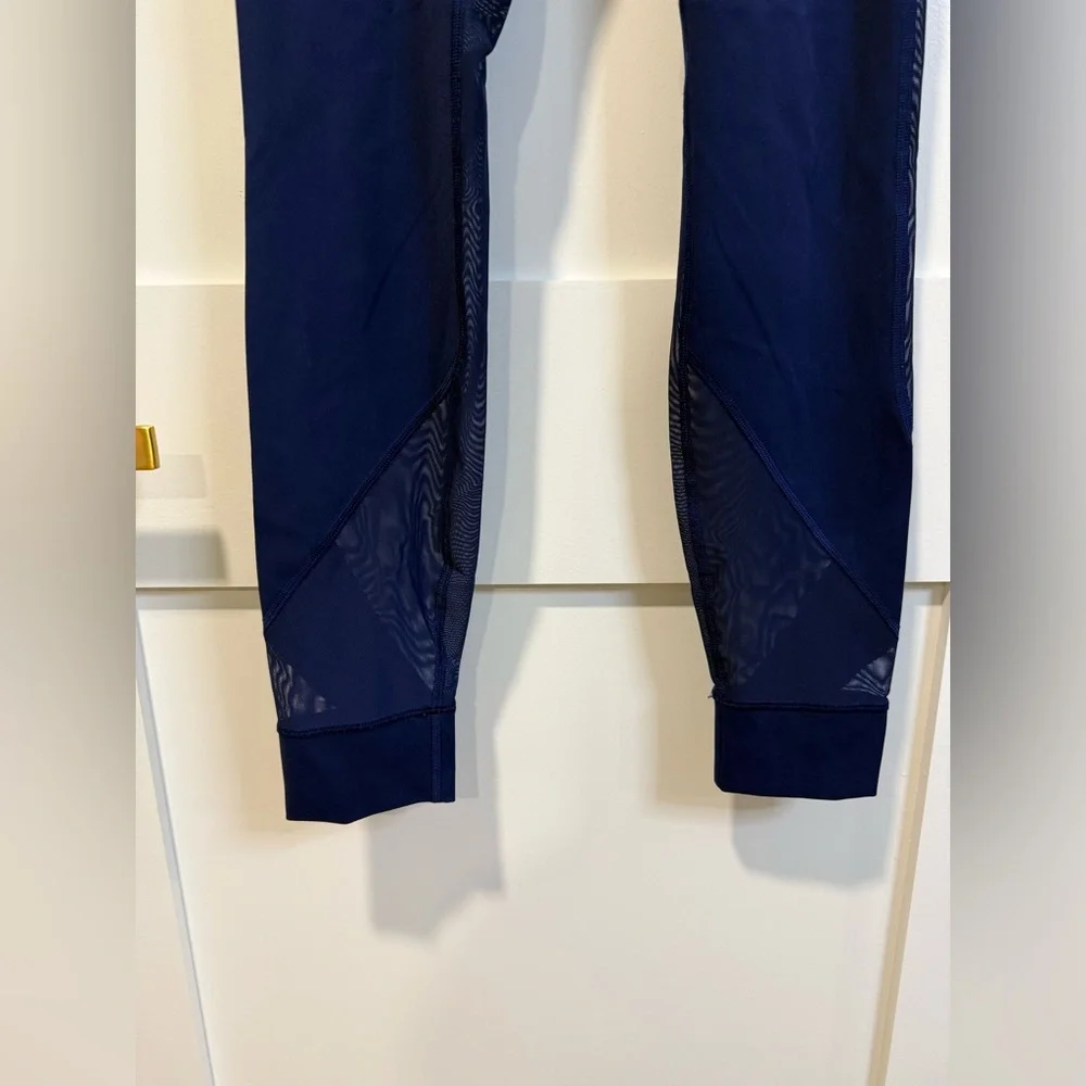 Lululemon Women’s Blue Leggings - Size 6